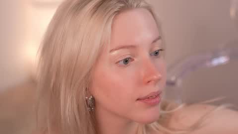 Snapshot of my_stella chatting on 02/10/25, 06:56 STELLA Im here today online show from 02/10/25, 06:56
