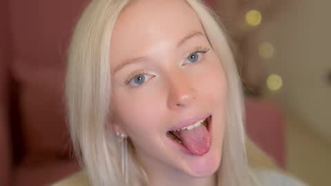 Snapshot of my_stella chatting on 03/02/25, 02:32 STELLA Im here today online show from 03/02/25, 02:32