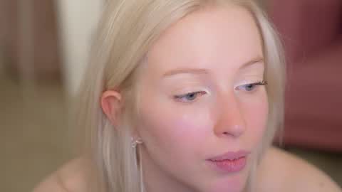 Snapshot of my_stella chatting on 03/02/25, 08:40 STELLA Im here today online show from 03/02/25, 08:40