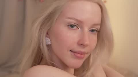 Snapshot of my_stella chatting on 03/11/25, 06:19 STELLA Im here today online show from 03/11/25, 06:19