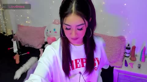 Snapshot of myeong_ chatting on 11/10/25, 04:44 online show from 11/10/25, 04:44