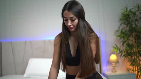 Snapshot of myriamfox_ chatting on 02/04/25, 10:21 Miryam online show from 02/04/25, 10:21