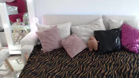 Myrna Sessions online show from 12/21/25, 06:48