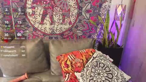 Snapshot of mysaris3 chatting on 02/14/25, 10:25 S A R A online show from 02/14/25, 10:25