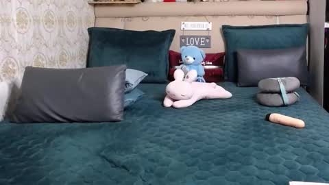 Snapshot of mysteryroom chatting on 12/04/25, 10:18 Shine online show from 12/04/25, 10:18