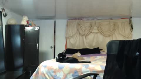 Snapshot of nadia_abaud chatting on 12/23/25, 12:41 Nadia online show from 12/23/25, 12:41