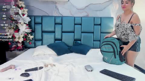 Snapshot of nahomi_wild chatting on 12/17/24, 01:50 Nahomi online show from 12/17/24, 01:50