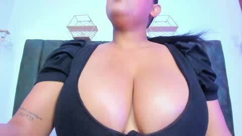 Snapshot of nahomygrey_ chatting on 05/30/26, 08:17 Nahomy online show from 05/30/26, 08:17