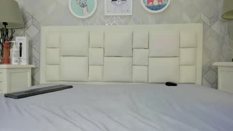 naia_cox online show from 10/11/25, 03:50