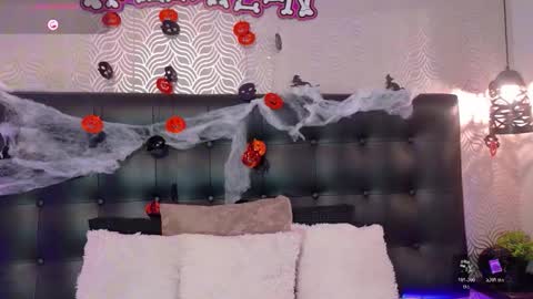 naiaramasson_ online show from 10/23/25, 12:04