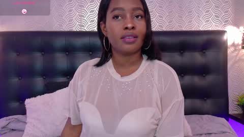 naiaramasson_ online show from 12/18/25, 12:11