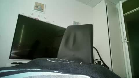 Snapshot of naimando353223 chatting on 11/15/25, 08:55 naimando353223 online show from 11/15/25, 08:55