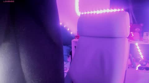 nami_white online show from 09/22/25, 04:14