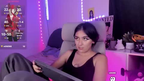 nami_white online show from 10/22/25, 05:52