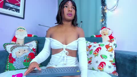 Snapshot of naomi_jones13 chatting on 12/01/24, 11:14 Nahomi Jones online show from 12/01/24, 11:14