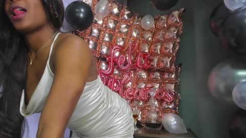 Snapshot of naomi_jones13 chatting on 01/14/25, 04:15 Nahomi Jones online show from 01/14/25, 04:15