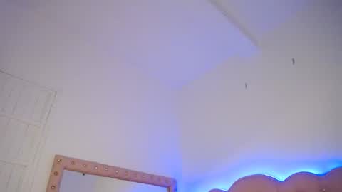 naomi_shayk online show from 04/16/26, 09:39