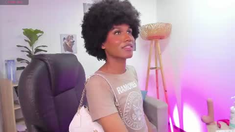 Snapshot of naomisaenz_ chatting on 06/18/26, 09:19 N A O M I online show from 06/18/26, 09:19
