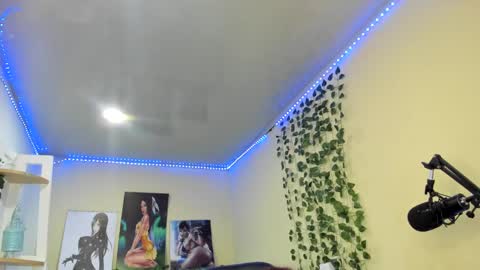 naomy online show from 12/24/24, 02:10