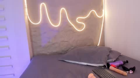 I am Naomy online show from 11/18/25, 07:40