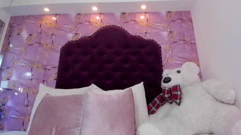 Naomy online show from 12/18/25, 04:57