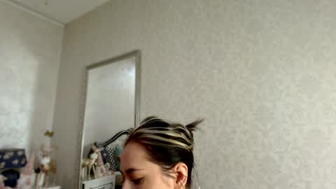 Snapshot of natalia_peach chatting on 01/06/25, 05:08 Wild influence online show from 01/06/25, 05:08