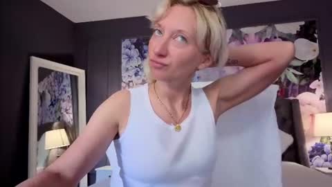 Snapshot of natalie_bitton chatting on 06/13/26, 11:30 Natalie online show from 06/13/26, 11:30