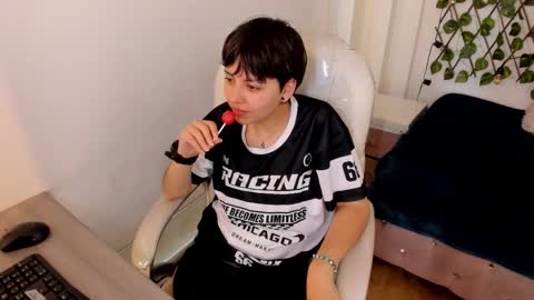 nathalyy_ds online show from 11/18/25, 08:02