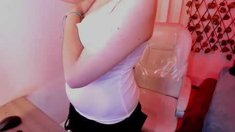 nathalyy_ds online show from 12/17/25, 08:15