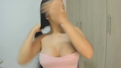 Snapshot of nathyy_garcia chatting on 09/27/25, 05:01 Nathyy online show from 09/27/25, 05:01