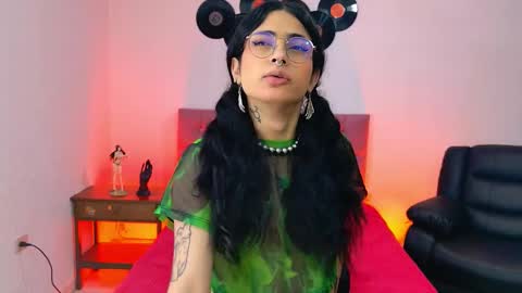 Snapshot of nattrose_ chatting on 09/24/25, 11:35 Natt  online show from 09/24/25, 11:35