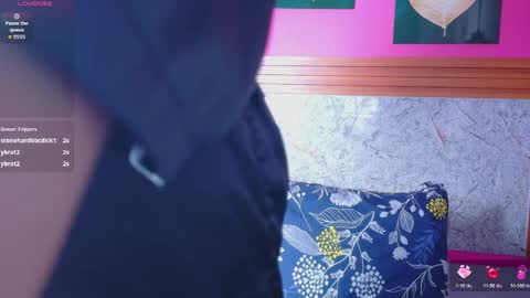 Gwen  online show from 04/12/26, 07:30