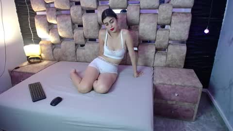 Snapshot of natyyalex chatting on 09/24/25, 06:44 Naty y Alex online show from 09/24/25, 06:44