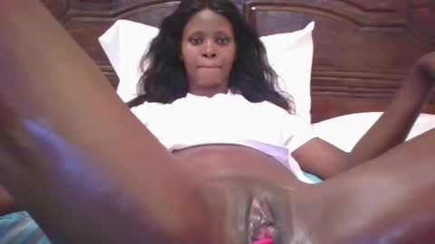 Snapshot of naughty_babe000 chatting on 02/08/25, 11:33 alisha online show from 02/08/25, 11:33