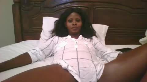 Snapshot of naughty_babe000 chatting on 10/18/25, 12:17 alisha online show from 10/18/25, 12:17