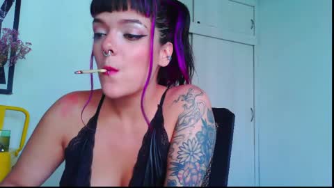 Snapshot of naughty_em_17 chatting on 05/24/26, 05:40 Em please help me reach 100 thumbs up 3 online show from 05/24/26, 05:40