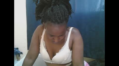 Snapshot of naughty_slender2 chatting on 11/23/25, 06:35 jn online show from 11/23/25, 06:35