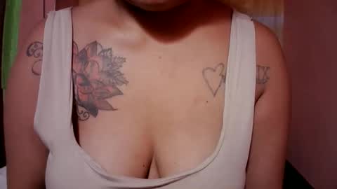 naughtymom_33 online show from 10/23/25, 08:02