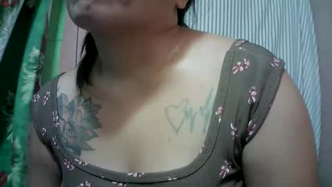 Snapshot of naughtymom_33 chatting on 04/28/26, 04:06 naughtymom_33 online show from 04/28/26, 04:06