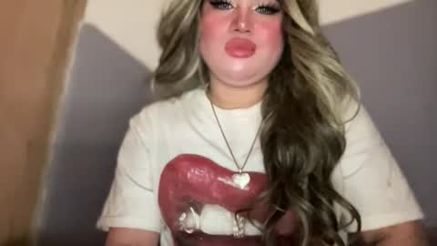 Snapshot of naughtyrosecum chatting on 11/06/25, 05:08 Rose Wilson online show from 11/06/25, 05:08