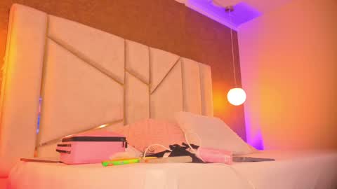 Snapshot of naylapot_ chatting on 06/03/26, 11:35 Juli online show from 06/03/26, 11:35