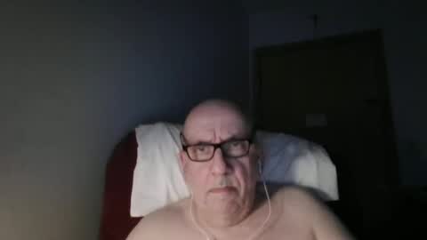 Snapshot of needlesslove chatting on 04/01/26, 01:17 Tom online show from 04/01/26, 01:17