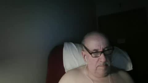 Snapshot of needlesslove chatting on 04/19/26, 01:16 Tom online show from 04/19/26, 01:16