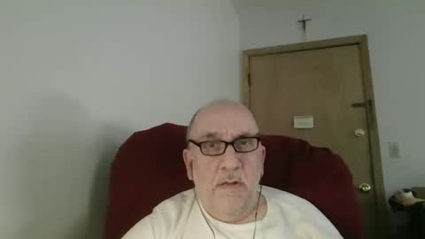 Snapshot of needlesslove chatting on 05/14/26, 11:22 Tom online show from 05/14/26, 11:22