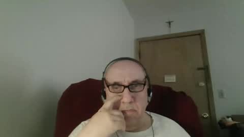 Snapshot of needlesslove chatting on 05/19/26, 11:11 Tom online show from 05/19/26, 11:11