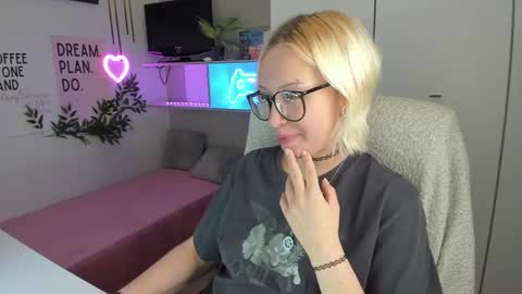 Snapshot of neko_sora chatting on 05/19/26, 01:56 Kate online show from 05/19/26, 01:56