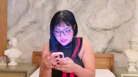 Snapshot of nekovamp_ chatting on 08/06/26, 04:42 V I X E N online show from 08/06/26, 04:42