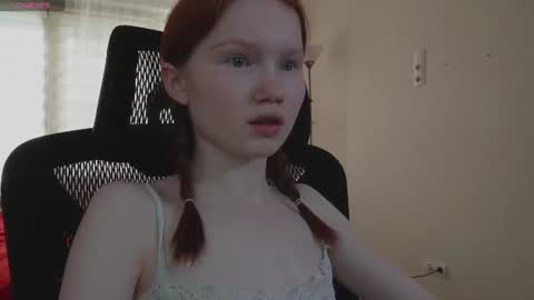 Snapshot of nellie_baby chatting on 06/19/26, 05:34 Nellie online show from 06/19/26, 05:34
