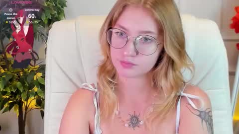 Snapshot of nerissa_xo chatting on 09/25/25, 08:12 Nerissa online show from 09/25/25, 08:12
