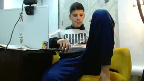 Snapshot of newlatino1 chatting on 10/28/25, 04:27 newlatino1 online show from 10/28/25, 04:27